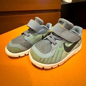 Unisex Nike tennis shoes